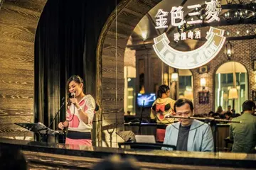走進酒世界 與好友飲酒歡樂