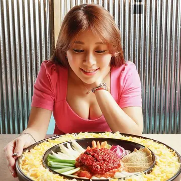 【韓劇迷過中秋】韓劇「保佑愛情順利的起司鍋」乳溝起司,美味燒肉大口吃:跟帥歐巴 趙寅成一起歡渡浪漫中秋—OMAYA春川炒雞