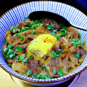 [新店美食]在燒肉店開變裝Party！！大塊頭牛排啃下去，還有雞湯、鋪滿肉丼飯、甜品等多樣美食誘～惑～你～