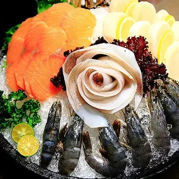 【國父紀念館站最夯火鍋】一兵一卒：起司蝦球沾椰香咖哩鍋，海鮮拼盤誠意十足，名人推薦客製化火鍋