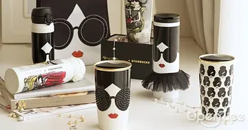 【NEWS】準備秒殺!星巴克X Alice + Olivia2月再度聯手推出限量聯名商品!施華洛世奇黑水晶和淘氣紗裙全都華麗現身!