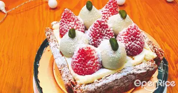【NEWS】超夯甜點「深夜裡的法國手工甜點」有店面了！超夢幻草莓開心果千層禮盒不到千元、限量520份要搶要快啊～