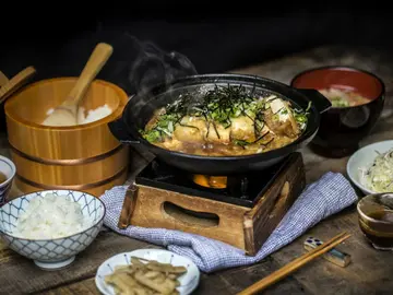 【廣宣特輯】天吉屋顛覆天婦羅炸物的油膩刻板印象!新推手工菜『勝豆腐鍋燒御膳』 3/1起 只在台北忠孝店，平日午間清爽開賣!!