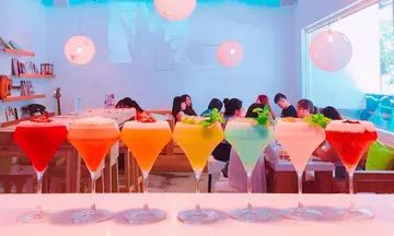 【台北10大必訪咖啡館】冰淇淋雞蛋糕、彩虹系零酒精調酒、小巨蛋附近超好喝咖啡、放滿草莓的可頌酥。甜蜜風Ｘ文青派咖啡館，一次擁有（上集）