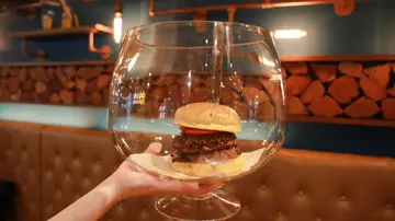 【餐廳消息】洗版IG就靠它！浮誇系巨型酒杯裝漢堡 Selfish Burger全新紅酒牛肉堡超搶眼