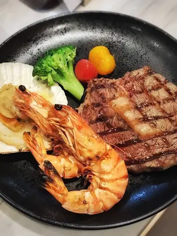 【最新消息】加碼黃金龍蝦、佛跳牆！台北國泰萬怡酒店MJ Kitchen推出除夕圍爐自助饗宴