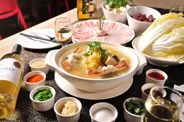 【天涼嗑鍋】主廚超強秘方煮出銷魂口感！台北凱撒Checkers酸菜白肉鍋搭白酒吃出絕配新鮮感
