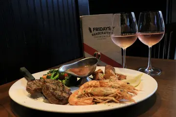 【跨年也要吃】千萬煙火秀、奢華饗宴一次享受!招牌肋排買一送一慶新年 美式餐廳強勢推出「跨年煙火餐」集結牛排、龍蝦獨家套餐