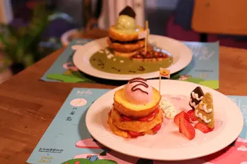 【期間限定】攜手超夯插畫家打造萌度爆表甜點！鬆餅島漂然上桌 好丘期間限定企劃「小島鬆餅店」繽紛登場