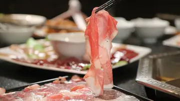 老饕懂吃藏私款》老師傅的老油秘製麻辣湯 | 台灣唯一承襲傳統重油鮮香的正宗麻辣九宮格.東華川府重慶老火鍋