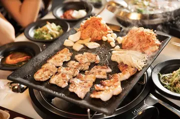 【肉食學生】當學生真好！享獨家韓式料理吃到飽  韓國「八色烤肉」慶開學季再推穿制服用餐9折