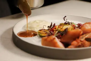 【潮流新菜】鹹酥雞、口水雞華麗變身時尚新滋味！必嚐限量多吃法和牛乾拌麵 瑪黑餐酒初夏新料理加碼外帶優惠紅白酒超殺5折