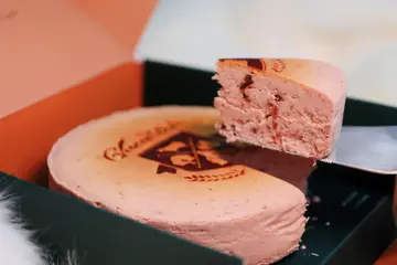 【媽媽節必吃】玫瑰搭上乳酪寵壞媽媽味蕾！起士公爵Ｘ吳寶春母親節攜手推「南國玫瑰女王乳酪蛋糕」
