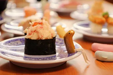 超療癒kuso長腿「魚人」回來了！超強cp值限定北海道蛋糕甜過節 藏壽司「母親節特選」頂級黑鮪魚系列