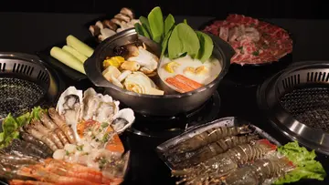 台北人從小吃到大的火烤吃到飽 》近百種食物任選狂吃,豐盛海鮮生蠔、天使紅蝦、海虎蝦、野生花蝦,青龍龍蝦巨無霸海虎蝦加碼送,C/P值爆表的聚餐首選 . 瓦崎燒烤火鍋