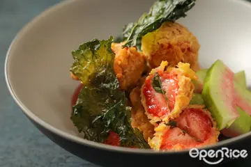 草莓天婦羅、草莓鴨肝驚豔味蕾！不只絕美甜點誘人 台北晶華酒店「Super Bowl草莓季」大膽顛覆饕客對草莓想像