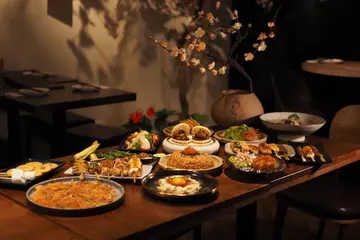 捷運南京三民站的深夜食堂》結合居酒屋、日本夜市與道地祭典的新日式居酒館，酣觴之餘也能吃得飽的六夜祭Rokuya 日式居酒館．開飯帶路松山美食推薦