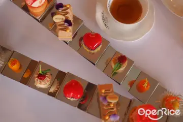 【大直】優雅英倫風的強勢聯名!絕美天鵝泡芙綻放玫瑰香 維多麗亞酒店 X唐寧茶打造英倫玫瑰頂級鉑金午茶饗宴