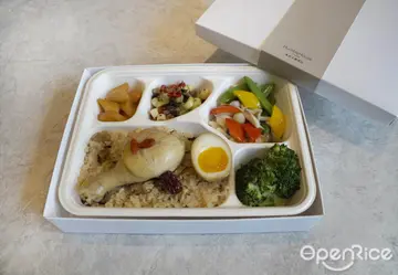 【防疫】買三送一！台式麻油雞燉酒香便當誘人領軍 寒舍艾麗酒店人氣外帶餐盒限期登場