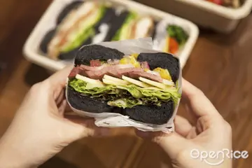 【信義區】人氣貝果堡&眷村經典飯食送到家！招牌貝果搭主食迸意外驚喜美味 四四南村名店好丘推主廚餐盒
