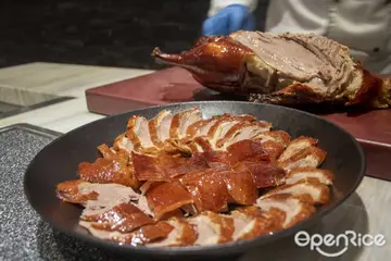 【防疫】外帶飯店美食不用等到天荒地老！天天上演烤鴨秀 國泰萬怡打造現點現做鍋物、烤鴨、龍蝦30分鐘取餐