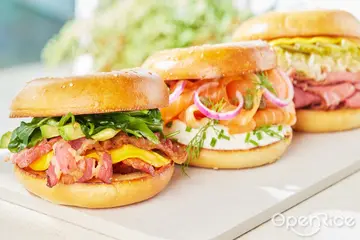 【台北信義】媲美Shake Shack！必吃美式經典「魯本煙燻牛肉貝果堡」  好丘攜手米其林國際主廚推首創星級貝果堡 