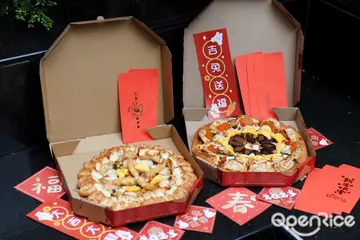 【全台】必吃開運比薩!超狂擺滿鮑魚、烏魚子、餃子 必勝客新年聚會就要訂限量「烏金鮑魚」比薩顧面子加抽「翠玉白菜」