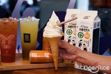 【全台】鮮乳霜淇淋插上蜂蜜棒超好拍!經典「翡翠檸檬」祭買2送1 大苑子「台灣鮮搾柳丁綠」、聯名系列「Red Bull能量小搖百」登場