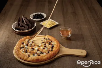 【全台】傳奇珍珠披薩升級回歸！從餅皮到內餡通通都是巧克力口味 達美樂限時推「香濃巧克力滋心珍珠披薩」只要199元