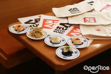 【全台】攜手UNIQLO大玩「諧音梗」！質感系壽司躍身潮T 藏壽司話題爆表再齊發飽足系壽司