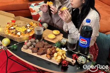 【全台】外帶直接半價!超狂搭上三起司餅皮加倍濃郁 必勝客歲末奢華推聚餐必吃「嫩牛大蝦起司比薩」