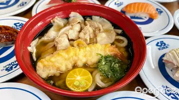 【全台】超萌鱷魚裝小新絨毛抱枕帶回家！寒冬必吃暖心「豬肉炸蝦烏龍麵」登場 藏壽司加碼打造蠟筆小新聯名店
