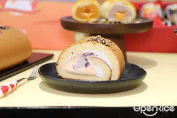 【全台】顛覆蛋黃酥形式！北海道奶霜、土鴨蛋重新建構經典糕點 亞尼克限定中秋推「爆漿奶黃流心生乳捲」