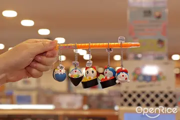 【全台】首度聯名祭誠意滿滿扭蛋！迴轉台轉出星義馬韓等萬國壽司料理 藏壽司限期聯名哆啦A夢