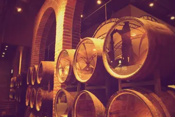 金色三麥 10 年 x 10 店 榮耀達成★ 現釀啤酒滿百送百 回饋無上限★好酒配好食 食在夠意思!