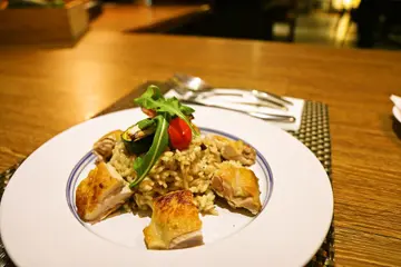 美味新體驗，開放式中島廚房餐廳，是餐廳也是廚藝教室！