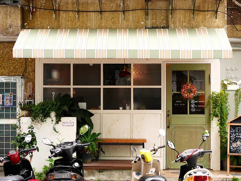 紙箱外的貓腳印