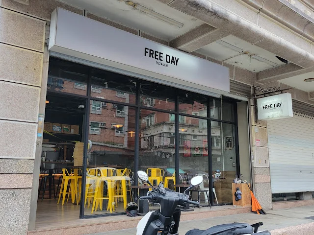 FREE DAY  PIZZA & BAR-door-photo