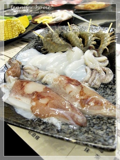 現撈的海鮮絕對會讓你讚不絕口，白蝦上桌的時候還是活跳跳的!!現撈的小捲，沒有吃上兩三支絕對會後悔的