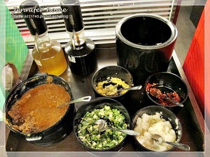 調味樣式不花..只有沙茶醬，蔥花，蒜末，蘿蔔泥，辣椒末，日式醬油和黑白醋