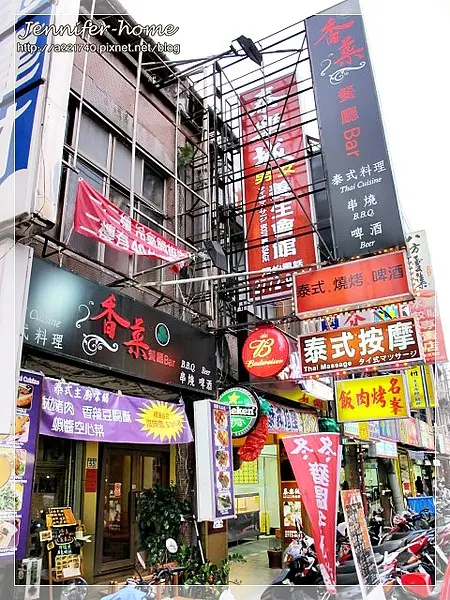 香菜餐廳離捷運南京東路站不遠，出站後往朱崙街方向大約5~10分鐘就到遼寧夜市了