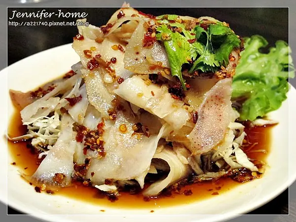 五花肉片的薄厚度入口後在舌尖上的觸感~享受著彈Q的脆度和嚼勁