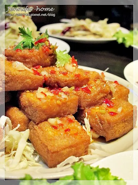 金牌豆腐酥$140 用滑嫩的蛋豆腐先裹粉炸酥外皮再淋上特製的酸辣醬，只吃ㄧ口絕對無法滿足