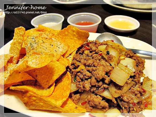 多力多滋餅是磨牙的零食，搭配不油膩的打拋豬肉，包餅的吃法很新奇有火花!!