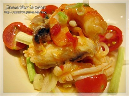 海鮮沙拉的材料很豐富有蝦肉、魚肉、花枝還有孔雀蛤