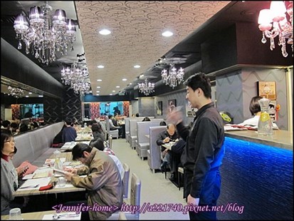 米蘭的把香港茶餐廳的風格引進台灣，牆上的畫作頂上的水晶燈，把東西方的元素融在一起