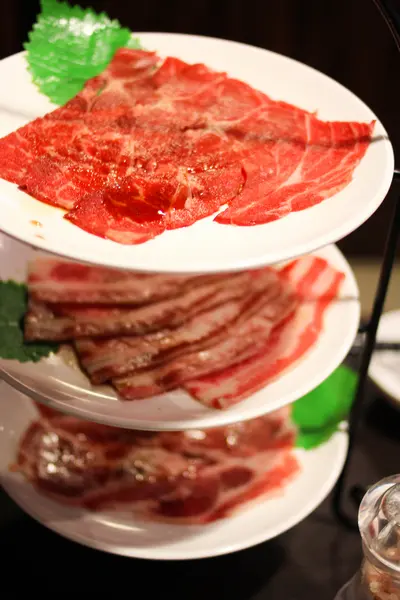 用三層塔盛裝的基本肉盤