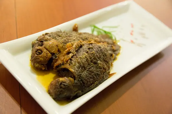 北京酥鯽魚擺盤像幅畫,讓人捨不得開動。