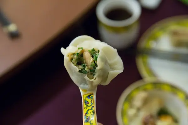 吃的到整隻蝦子的招牌老滿餃子,餐具也十分搶戲。