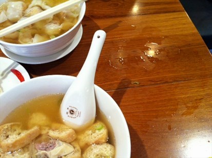 油豆腐細粉。服務生收了小籠湯包的蒸籠，沒發現有一攤水在桌上。